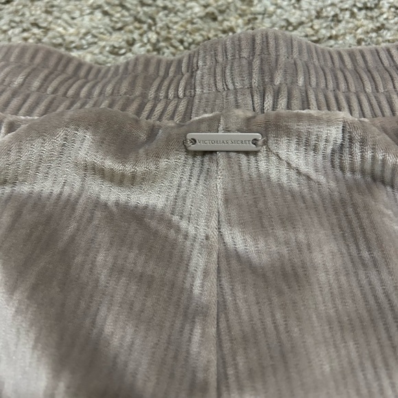 Victoria's Secret TRACKSUIT SET Crew neck & jogger pants VELOUR Size M Beige - Picture 11 of 15